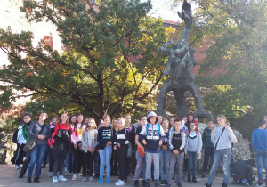 Uczniowie przy Smoku Wawelskim